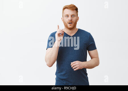 I got it, hanno idea. Buona ricerca europei maturi ragazzo con setola in blu t-shirt sollevando le dita indice, soffocare, fissando un intenso in telecamera, dando un suggerimento o raccontare piano, mostrando il gesto di EUREKA Foto Stock