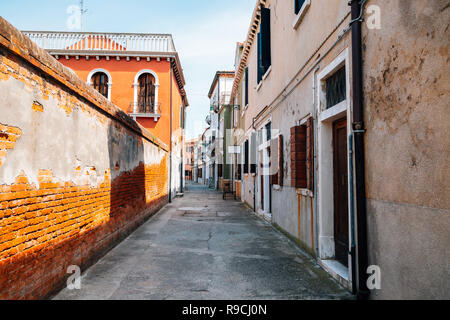 Unione di vecchi edifici e vicolo in isola di Murano, Venezia, Italia Foto Stock