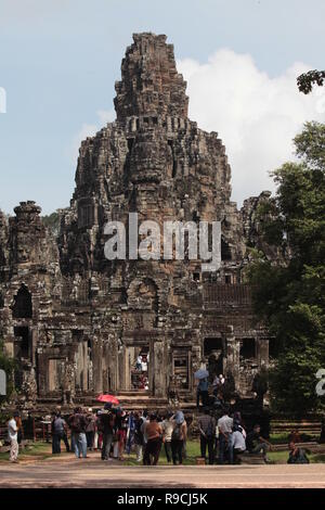 Facce di pietra a Prasat tempio Bayon complesso nei pressi di Angkor Wat, Siem Reap, Cambogia. Foto Stock