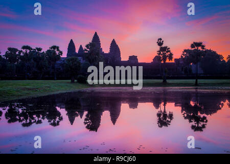 Vivace colorato sunrise nel corso del XII secolo buddista antica Angkor Wat tempio complesso con laghetto riflesso in Siem Reap, Cambogia. Foto Stock