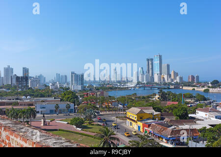 Una vista sulla storica e moderna Cartagena de Indie della Colombia da San Filipe de Barajas Castello. Panorama della città e le acque del Mar dei Caraibi. Foto Stock