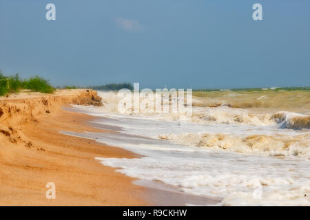 Questa unica foto mostra come un'onda incontra la spiaggia di sabbia di Thailandia su un poco nuvoloso giorno. La foto è stata scattata in Hua Hin Foto Stock