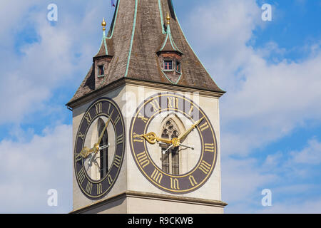 Orologio sulla torre di San Pietro Chiesa della città di Zurigo, Svizzera - uno dei ben noti punti di riferimento della città. Foto Stock