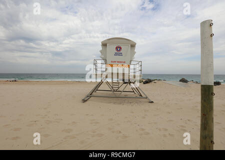 Torre di avvistamento e piattaforma di avvistamento per la protezione di nuotatori, surfisti e di altre persone utilizzando la spiaggia di City Beach, Perth, Western Australia. Foto Stock