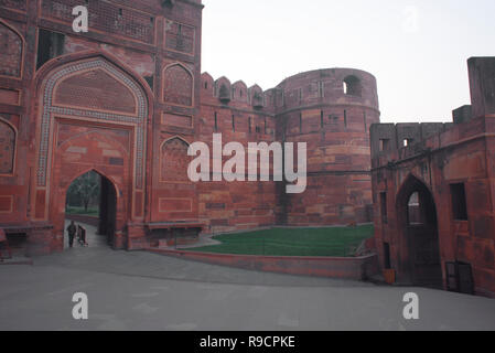 Un arcuato entrata interna di fort di Agra chiamato anche come il Forte Rosso con forte alte pareti fatte di pietre rosse una volta residenza della dinastia Mughal Foto Stock