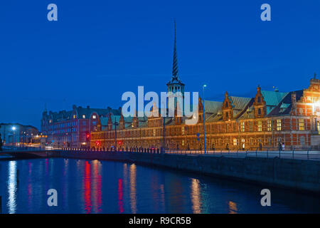 Il vecchio edificio dello Stock Exchange nel centro di Copenhagen di notte. Danese edificio rinascimentale vicino all'acqua in Danimarca la città capitale di Copenhagen. Foto Stock
