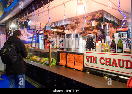 Vino caldo (vin chaud) stallo in 2018 Mercatino di Natale in Giardini Tuileries, Parigi, Francia Foto Stock