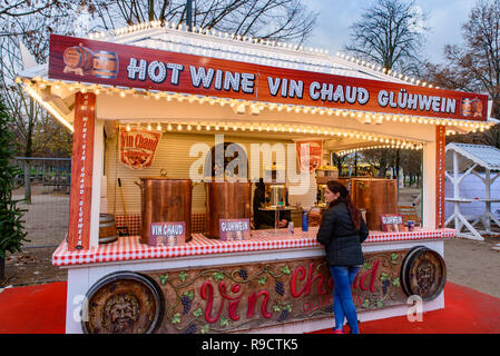 Vino caldo (vin chaud) stallo in 2018 Mercatino di Natale in Giardini Tuileries, Parigi, Francia Foto Stock