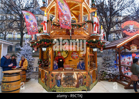 Vino caldo (vin chaud) stallo in 2018 Mercatino di Natale in Giardini Tuileries, Parigi, Francia Foto Stock