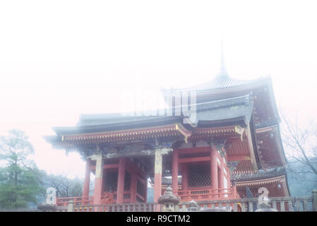 Impressione di uno di Kyoto storico tempio, parzialmente oscurata dalla nebbia, su una mattina di dicembre. Foto Stock