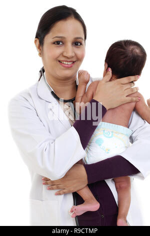 Allegro femmina trattiene pediatra neonato Foto Stock