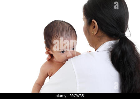 Allegro femmina trattiene pediatra neonato Foto Stock