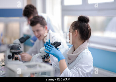 Gruppo di giovani studenti di medicina di Fare insieme ricerca in laboratorio di chimica,il lavoro di squadra da studente di college in ambienti interni Foto Stock