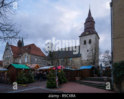 Melle, Osnabrueck Terra, Bassa Sassonia, Germania - 9 Dicembre 2018: vista sul mercato di Natale, la chiesa e il municipio in Melle Foto Stock