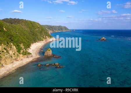 Rocky scogliera sul mare e capo della Costa Est a Okinawa, Giappone. Foto Stock
