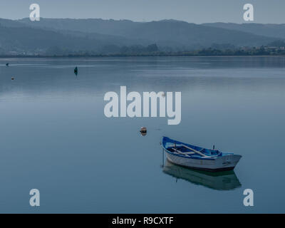 Loney riga barca ancoraggio in acqua calma in estuario di Ortigueira, Rias Altas, Galizia, Spagna Foto Stock