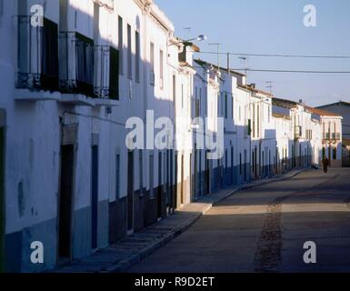 CALLE TIPICA DEL Pueblo. Posizione: esterno. ARROYO DE LA LUZ. Spagna. Foto Stock