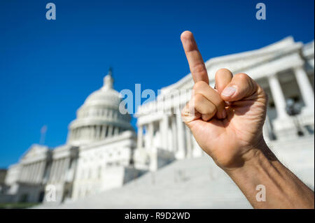 Mano di protestor rendendo gesto forte al Campidoglio di Washington DC, Stati Uniti d'America Foto Stock