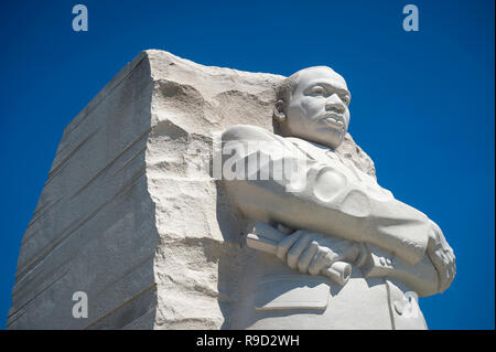 WASHINGTON, DC - circa agosto, 2018: la statua in marmo di Dr Martin Luther King Jr sta cercando nel cielo blu presso il memorial dedicato al Foto Stock