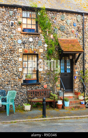 Circa inglese del XVIII secolo la selce e mattone 2 piani con terrazza casa decorata sulla parte anteriore con diverse comunità cristiane icone religiose e distintivi. Broadstairs Foto Stock