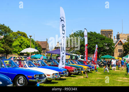 La benna e vanga classic car show sul lungomare di Ramsgate. Fila di sette vintage stadio trionfo delle vetture, in vari colori. Sole, cielo blu. Foto Stock