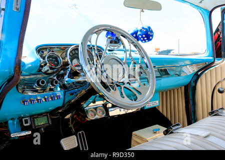 1957 Chevrolet Bel Air auto. Mostra interni realizzati su misura i comandi al volante e sul cruscotto. Alcuni interruttori sostituiti da nero a dadini. La luce blu. Foto Stock