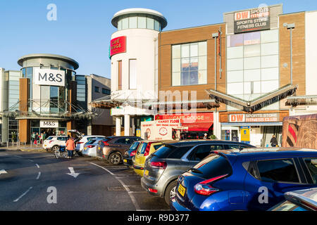 Westwood Cross Shopping Centre, Inghilterra. Super sabato. Parcheggio auto con M&S ingresso del negozio, Cafe Rouge e DW sport e fitness club ingresso. Foto Stock