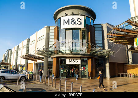 Westwood Cross Shopping Centre, Inghilterra. M&S store ed ingresso con persone che vanno e vengono. Super Sabato, poche persone per lo shopping di Natale. Foto Stock