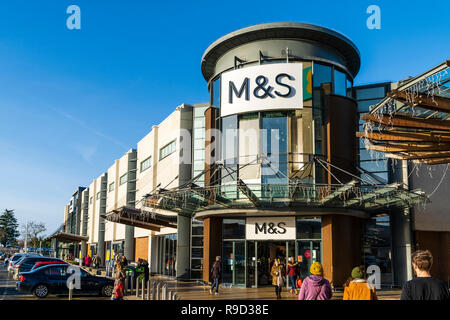 Westwood Cross Shopping Centre, Inghilterra. M&S store ed ingresso con persone che vanno e vengono. Super Sabato, poche persone per lo shopping di Natale. Foto Stock