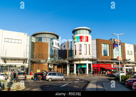 Westwood Cross Shopping Centre, Inghilterra. Parcheggio auto con M&S ingresso del negozio, Cafe Rouge e DW sport e fitness club ingresso. Super sabato. Foto Stock