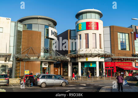 Westwood Cross Shopping Centre, Inghilterra. Parcheggio auto con M&S ingresso del negozio, Cafe Rouge e DW sport e fitness club ingresso. Super sabato. Foto Stock