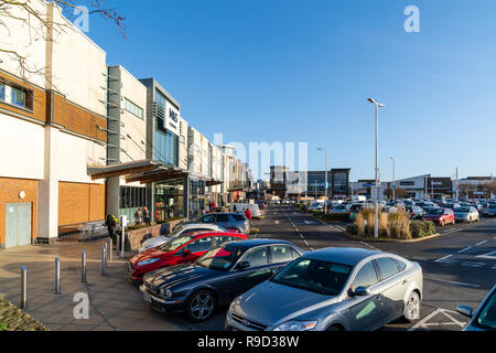 Westwood Cross Shopping Centre, Inghilterra. Parcheggio auto pranzo con vetture, M&S entrata dello store e visualizzare lungo il centro commerciale per lo shopping. Cielo blu chiaro. Super sabato. Foto Stock