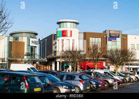 Westwood Cross Shopping Centre, Inghilterra. Super sabato. Parcheggio auto con M&S ingresso del negozio, Cafe Rouge e DW sport e fitness club ingresso. Foto Stock