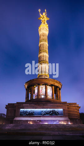 Berlino illuminata la Colonna della Vittoria (Siegessaule) monumento, una delle principali attrazioni turistiche di Berlino di notte, il Tiergarten di Berlino, Germania Foto Stock