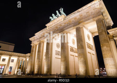 Neoclassico illuminato Porta di Brandeburgo (Brandenburger Tor), uno dei più noti monumenti della Germania di notte come visto dal Pariser Platz, M Foto Stock