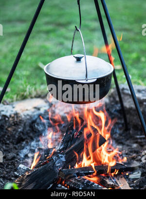 La cucina in open-air. Calderone sopra il fuoco. Foto Stock