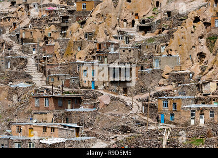 Kandovan, manmade cliff dwellings village, il distretto centrale, Osku County, Est Azerbaigian Provincia, Iran. Aprile 24, 2017. Foto Stock