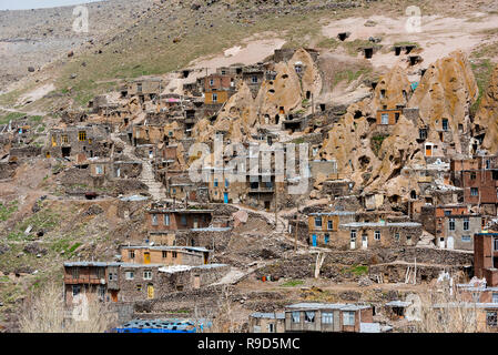 Kandovan, manmade cliff dwellings village, il distretto centrale, Osku County, Est Azerbaigian Provincia, Iran. Aprile 24, 2017. Foto Stock