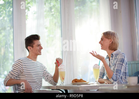 Godersi il tempo in cafe Foto Stock