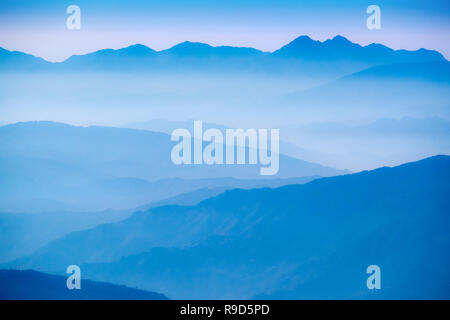 Misty dawn in Nepal Himalaya dal Helambu percorso di trekking Foto Stock