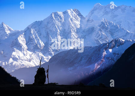 Bandiere di preghiera e un chorten in Himalaya Manaslu, Nepal Foto Stock