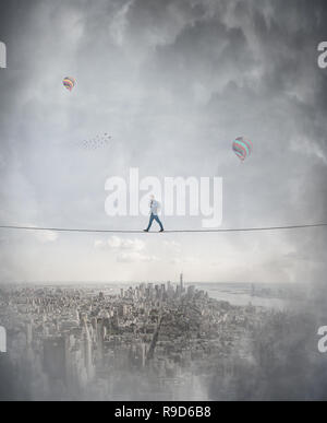 Giovane donna silhouette bilanciamento sulla slackline corda in alto sopra le nuvole tra due immaginari mondi paralleli. Camminare fiduciosi sulla fune. La conquista Foto Stock