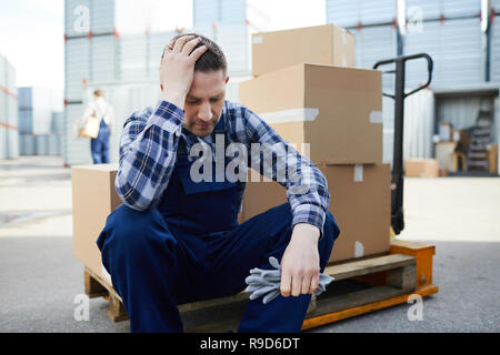 Stanco mover all cargo area di storage Foto Stock