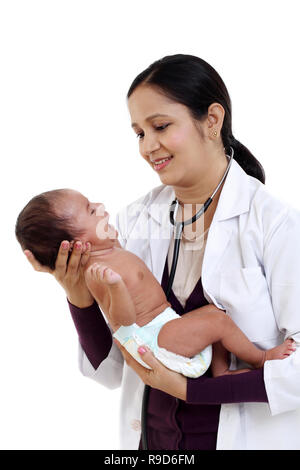 Allegro femmina trattiene pediatra neonato Foto Stock