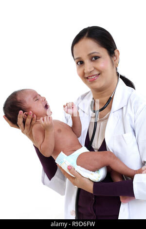 Allegro femmina trattiene pediatra neonato Foto Stock