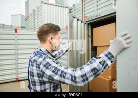 Lavoratore di apertura del contenitore di carico Foto Stock