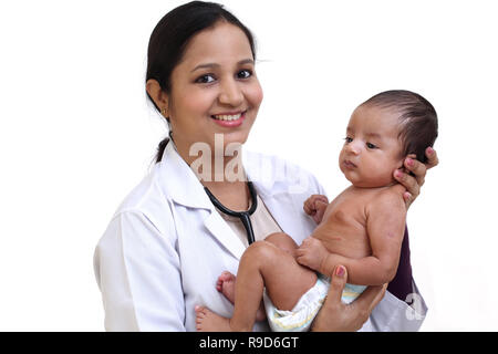 Allegro femmina trattiene pediatra neonato Foto Stock