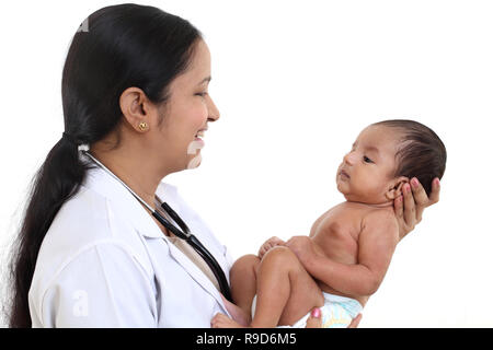 Allegro femmina trattiene pediatra neonato Foto Stock