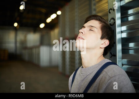 Lavoratore dormire in piedi Foto Stock