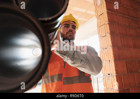 Ritratto di giovane uomo che lavora nel Sito in costruzione Foto Stock